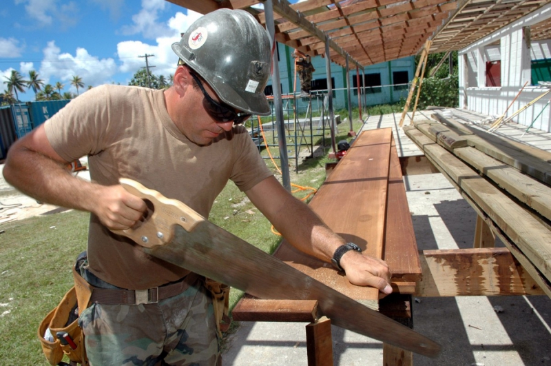 charpentier-SPERACEDES-min_worker_construction_building_carpenter_male_job_build_helmet-893290